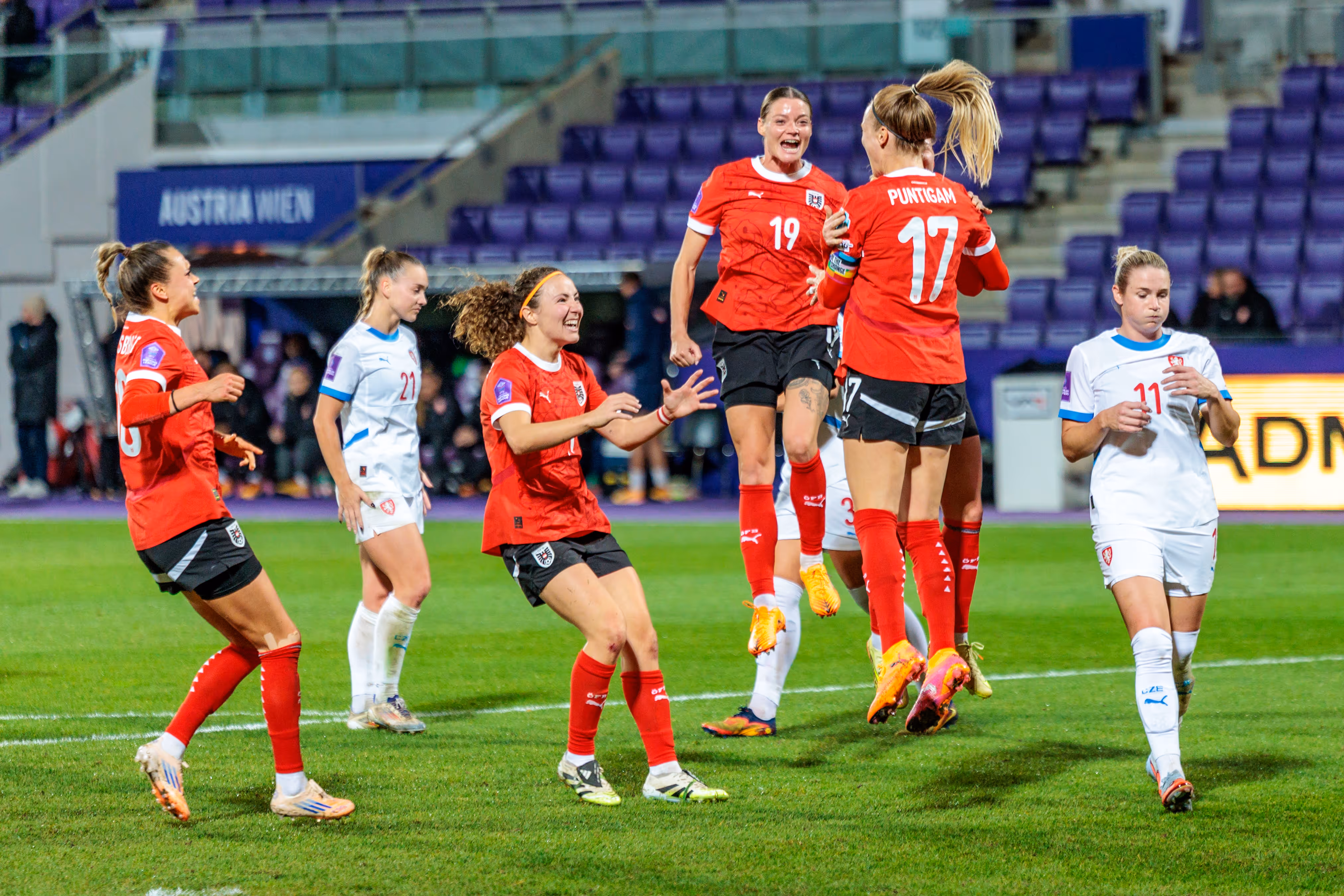 Rote Karte, Elfmeter, später Jubel: Österreich bleibt in Liga A
